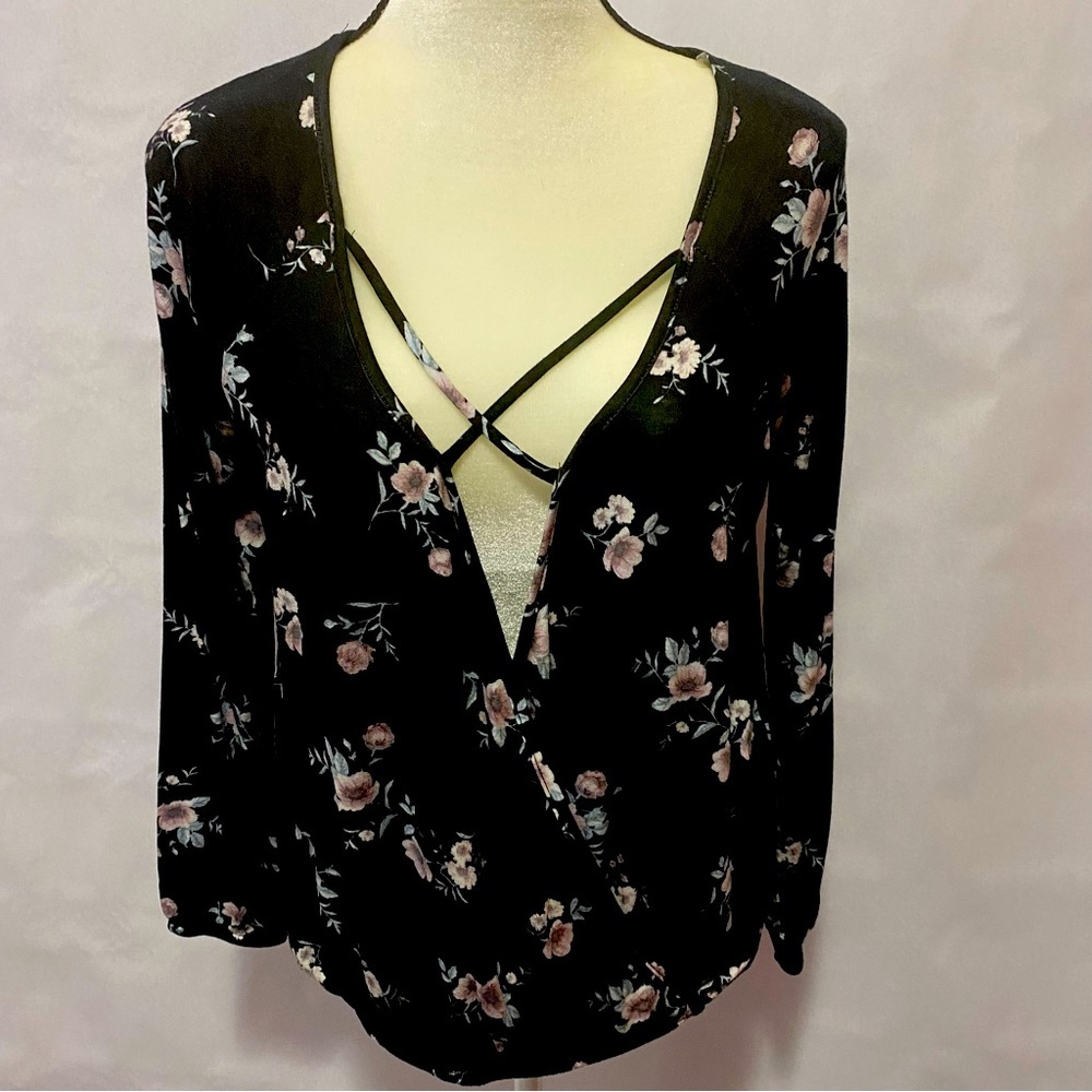 NWT Tilly’s Criss Cross Wrap Black Floral Top Size M #450